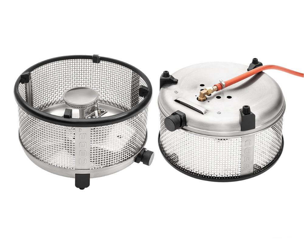 Cobb gassgrill vist med sine 2 deler liggende side ved side på hvit bakgrunn