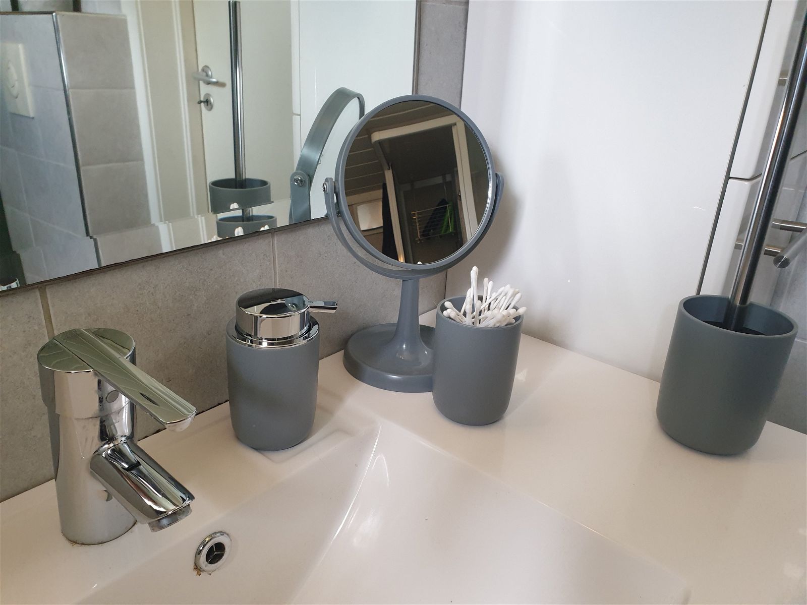 Baderomssett - lekkert 4 deler sett i grå - Hjem & Fritidsshoppen.no