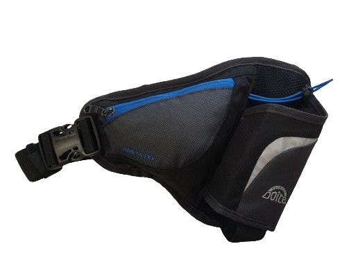 sort og blå rumpetaske fra Doite på sort og grå rutete bakgrunn