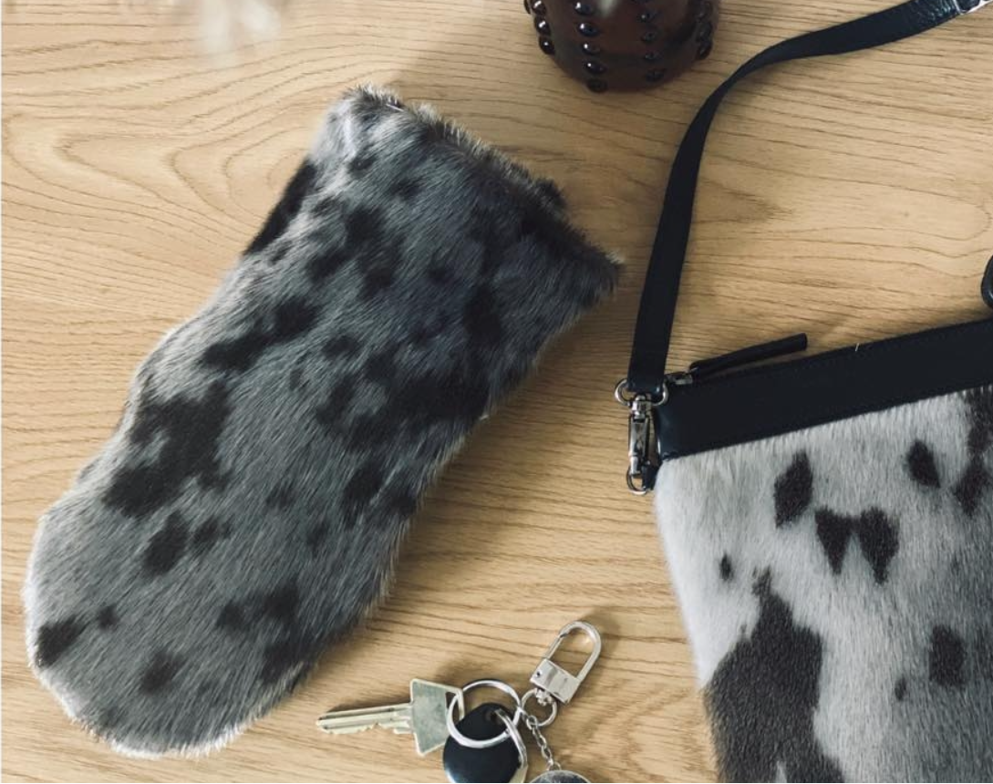 Luffe og veske i inuitisk selskinn – [liggende på bodr sammen med nøkkelknippe – Great Greenland