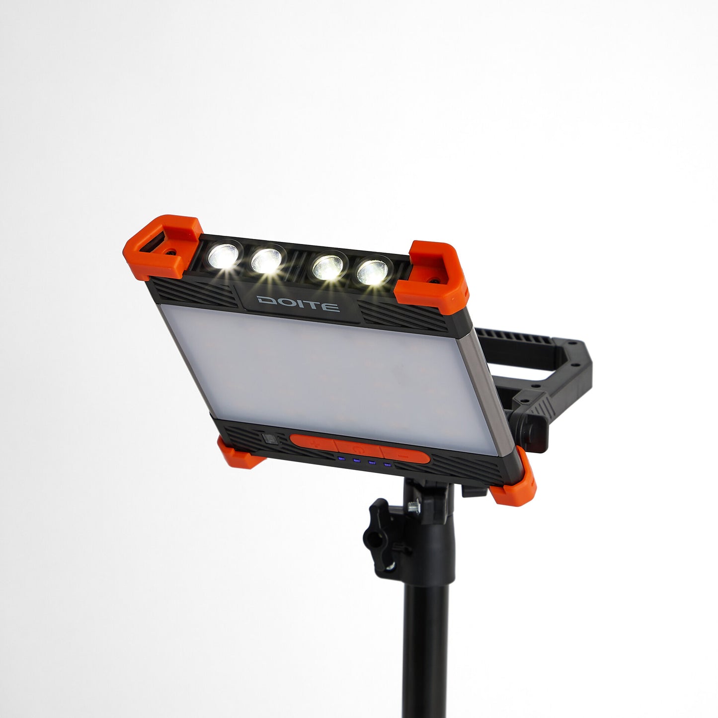 Doite Triray lykt på stativ, vist på hvit bakgrunn