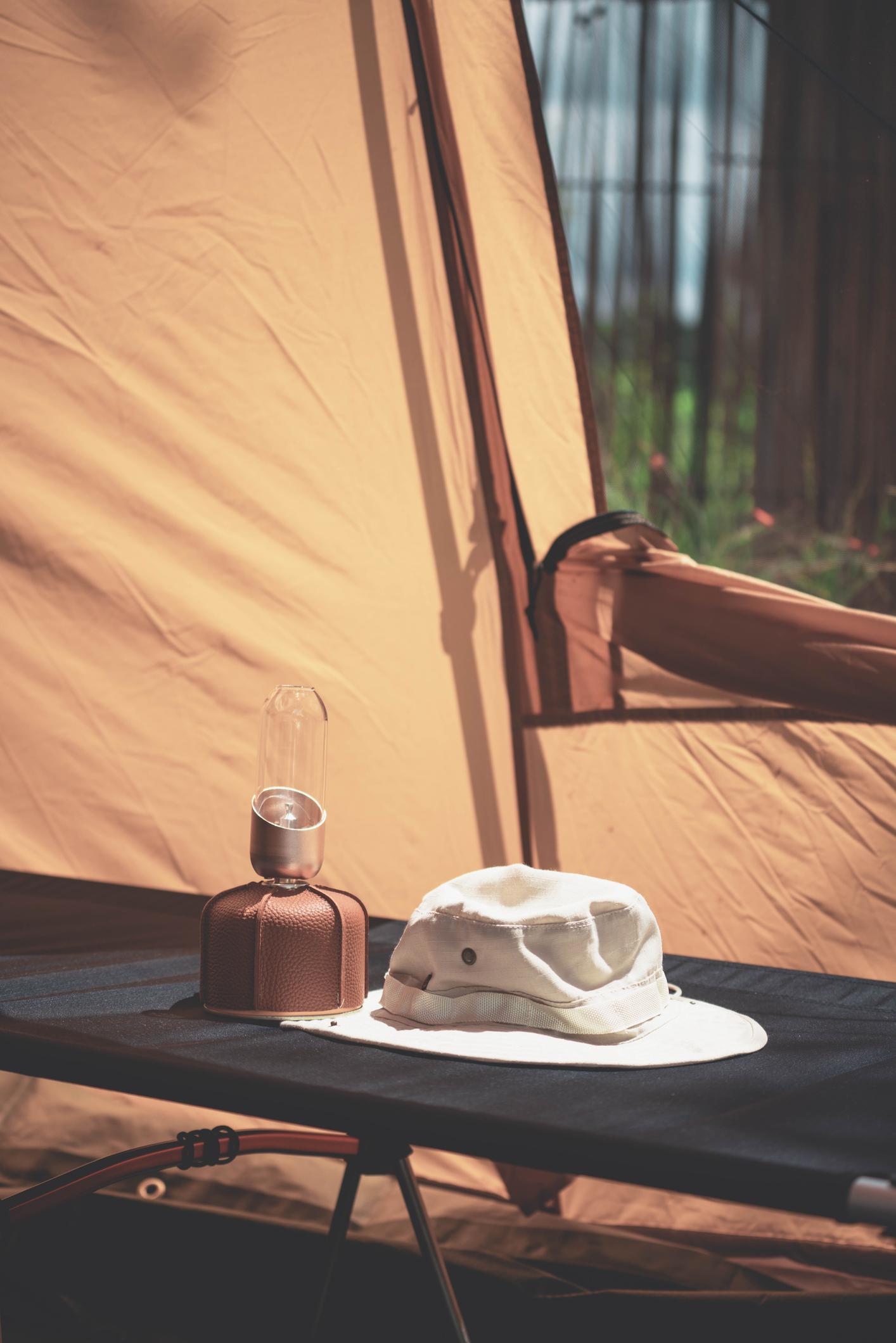 Doite alu campingseng utenfor et brunt telt i skogen