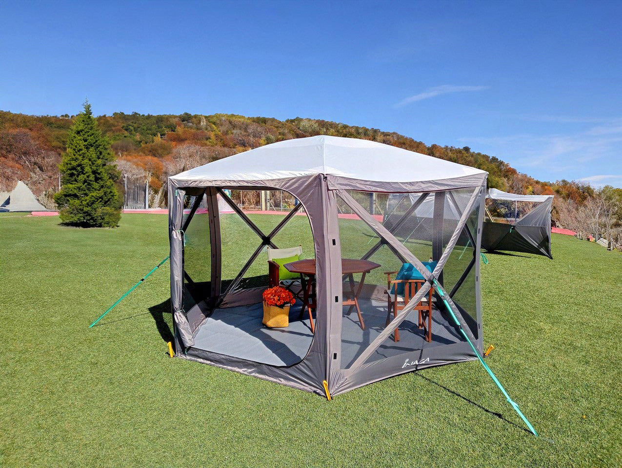 Inaca Pop up Telt 2,55 m brukt som sol- og vindskjerming på campingtur