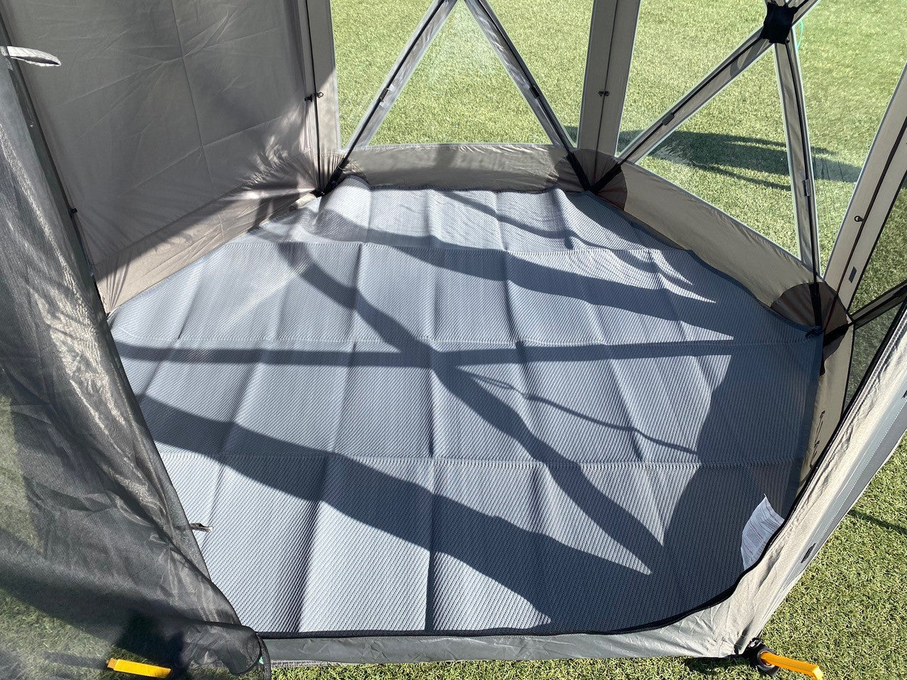 Inaca Pop up Telt 2,55 m med campingmøbler og matte inne i teltet