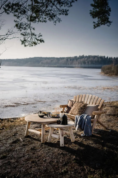Canadian Outdoor Log Sidebord med flere log møbler på en strand i skumringen