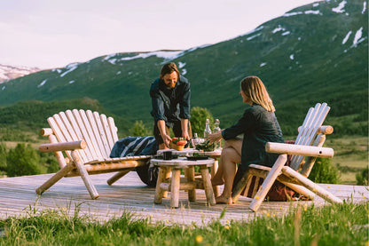 log serien hagemøbler på en platting, med et par som dekker bordet klart til lunch