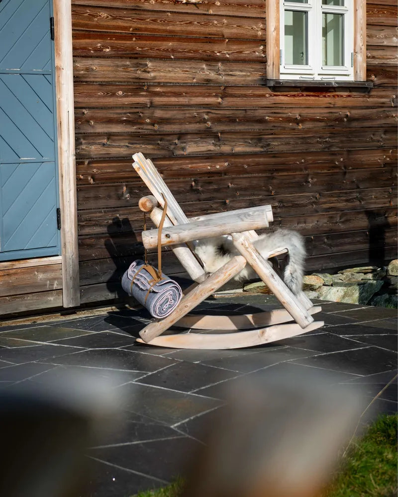Canadian Outdoor Log Gyngestol i sedertre på hytteveranda med rustikk rundstokk-design og klassisk gyngestolfasong