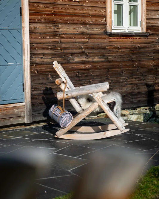 Canadian Outdoor Log Gyngestol i sedertre på hytteveranda med rustikk rundstokk-design og klassisk gyngestolfasong