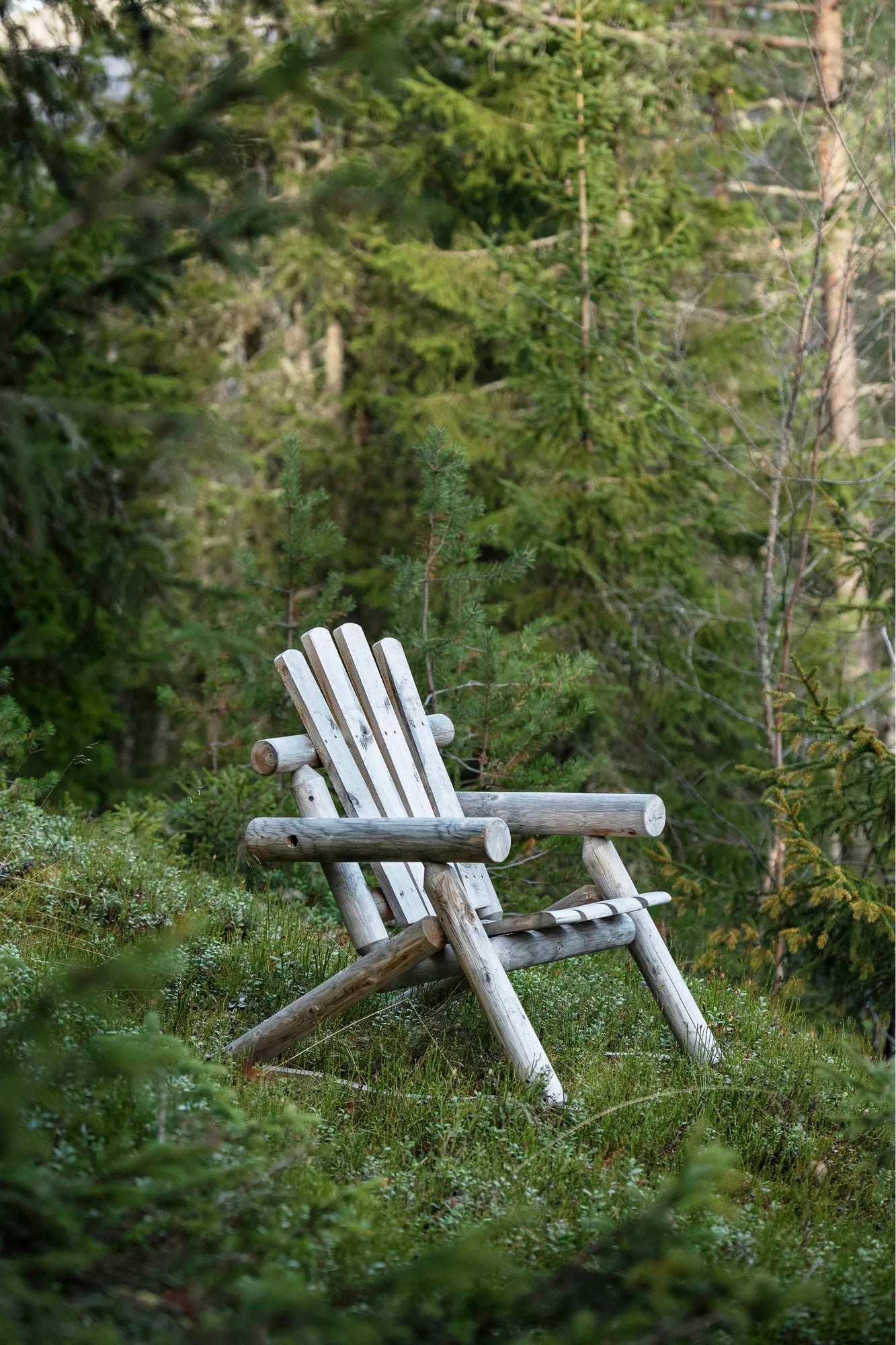 Canadian Outdoor Log Gyngestol på terrasse i naturmiljø