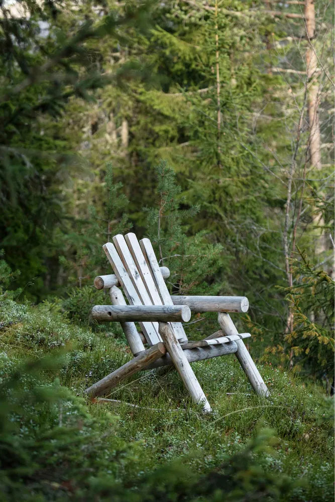 Canadian outdoor Log gyngestol stående i en helling i et skogholt