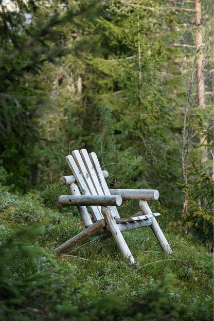 Canadian outdoor Log gyngestol stående i en helling i et skogholt
