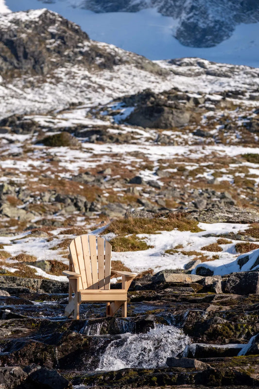 Caribou Lodge Hagestol på terrasse om sommeren