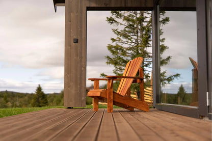 Canadian Outdoor Muskoka Pine Hagestol på terrasse om sommeren