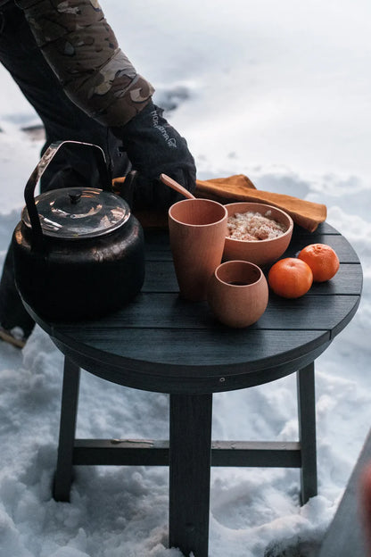 fair valley sidebord med kaffe og appelsiner plassert i snø