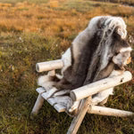 Espegard Reinskinn Vidda brukt som sitteunderlag i Canadian Outdoor Adirondack-stol på terrasse ved hytte i høstmiljø
