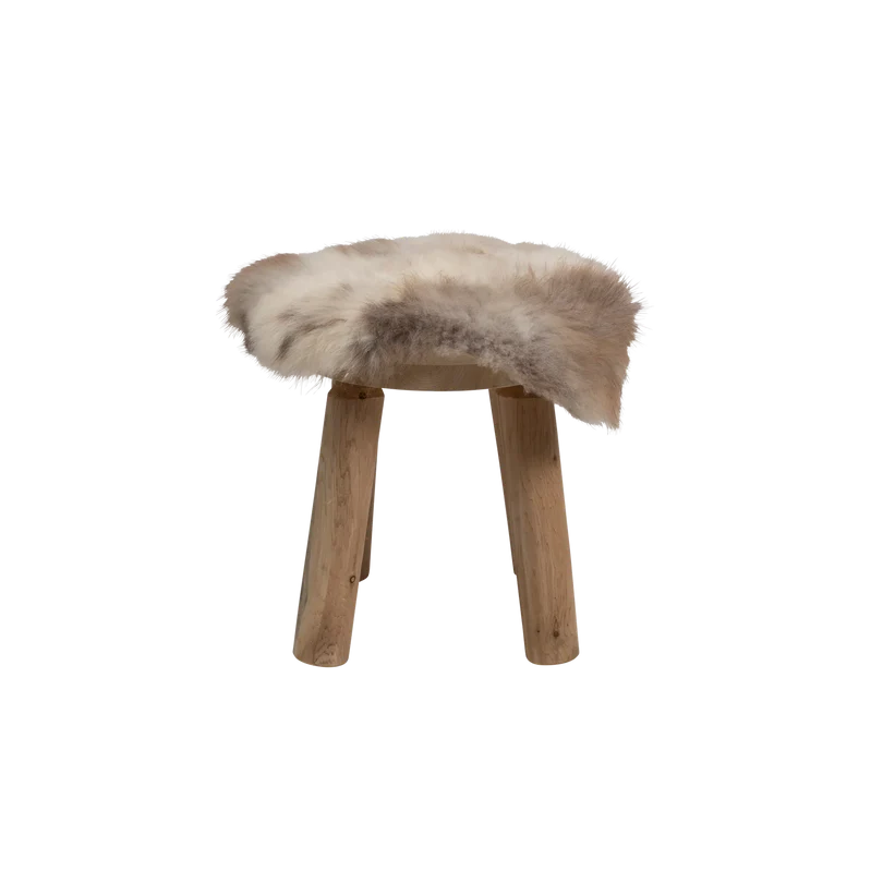 sitteunderlag av lammeskinn på en krakk
