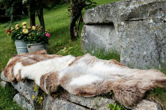 Espegard Lammeskinn Lang i bruk utendørs på terrasse