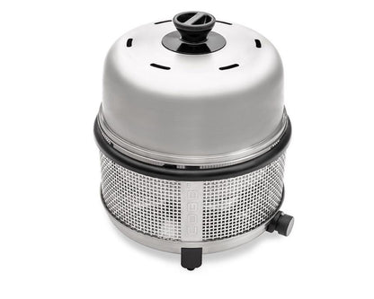 cobb gassgrill  i sølvfarge med lokk på hvit bakgrunn