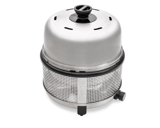 cobb gassgrill  i sølvfarge med lokk på hvit bakgrunn