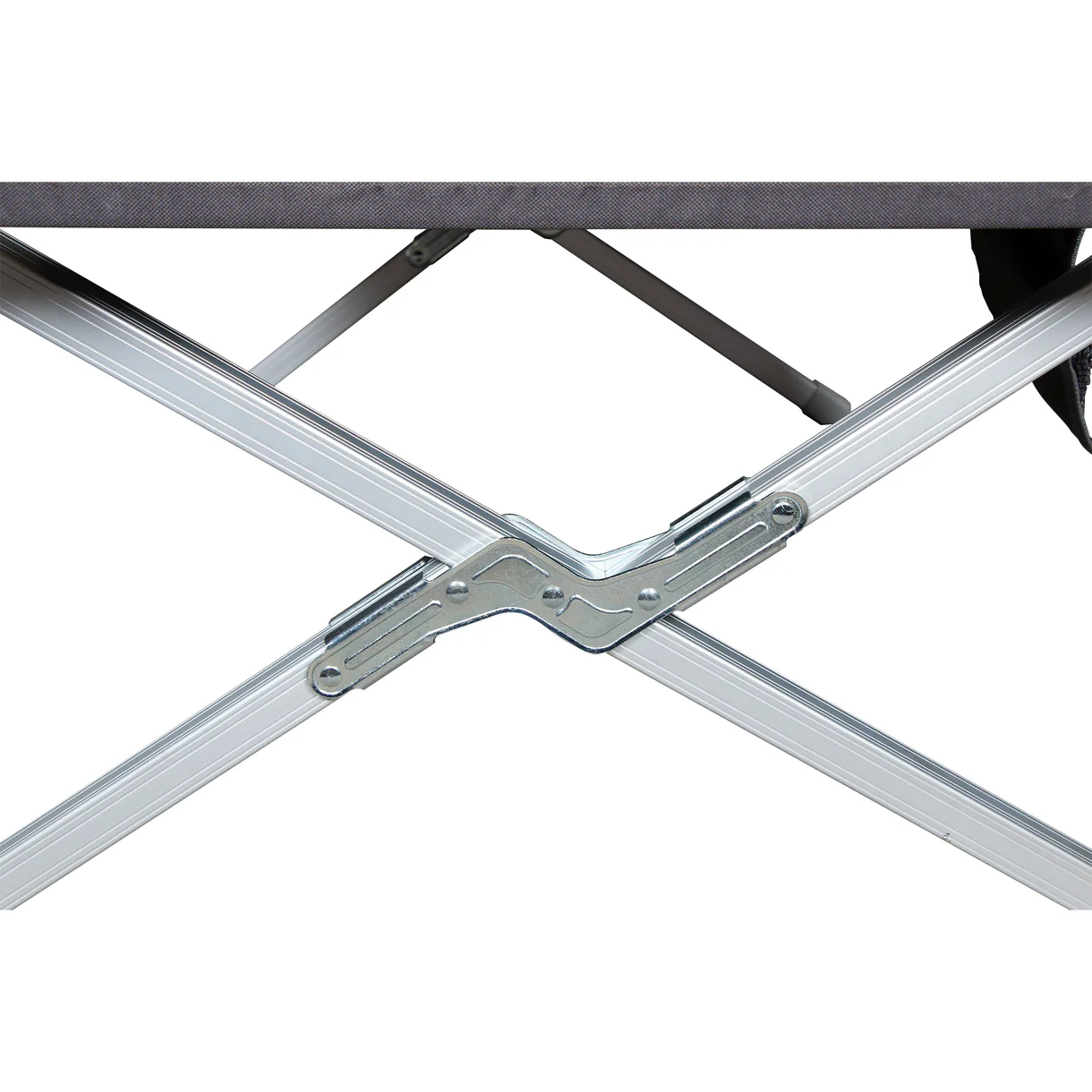 Doite Aluminium Pro campingseng med aluminiumsramme hvor krysset i rammen vises i nærbilde