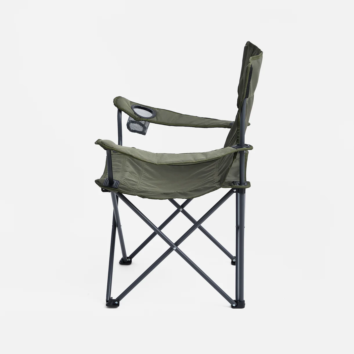 Campingstol sett fra siden, lett konstruksjon og komfortable armlener for camping