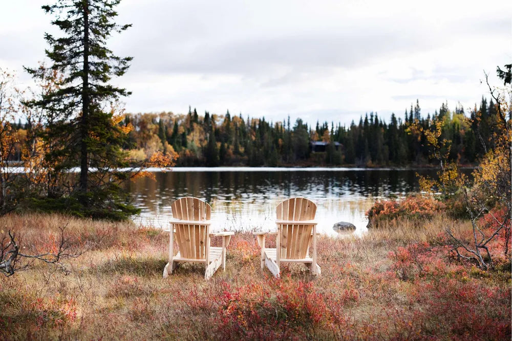 Canadian outdoor adirondok stol ved en innsjø
