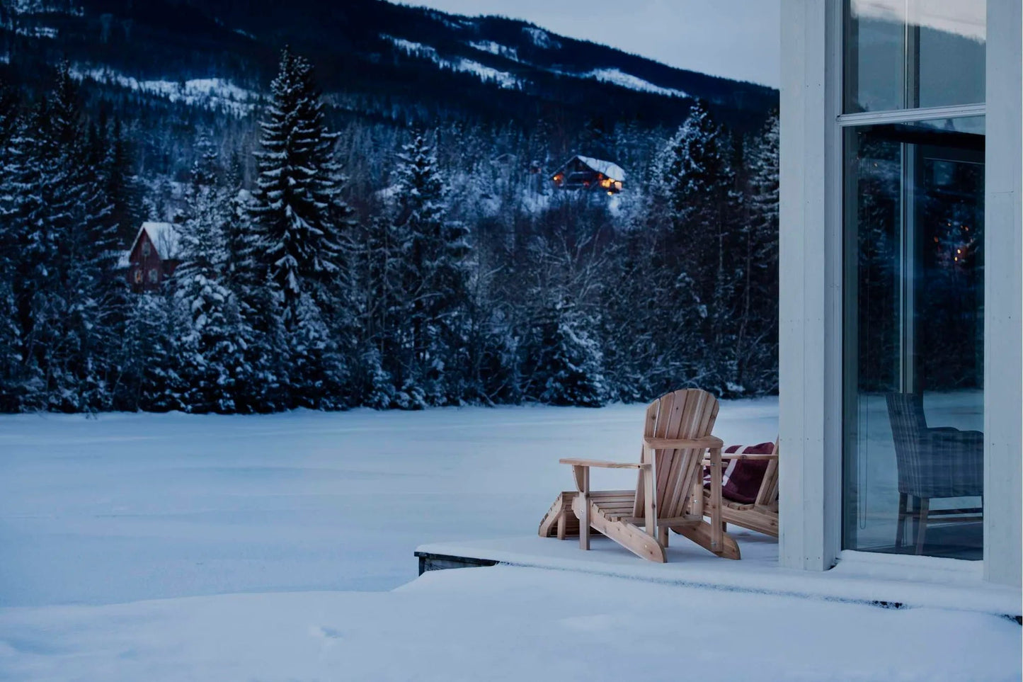 Classic Adirondack Hagestol i vintermiljø