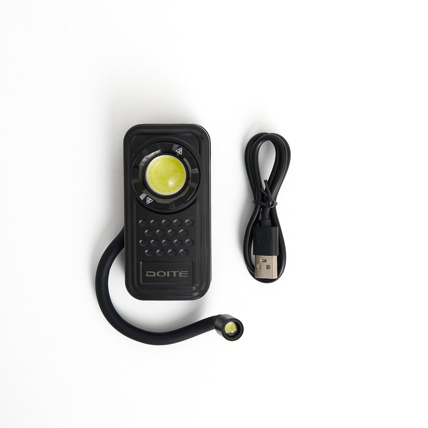 Doite lommelykt med ladekabel vist på hvit bakgrunn
