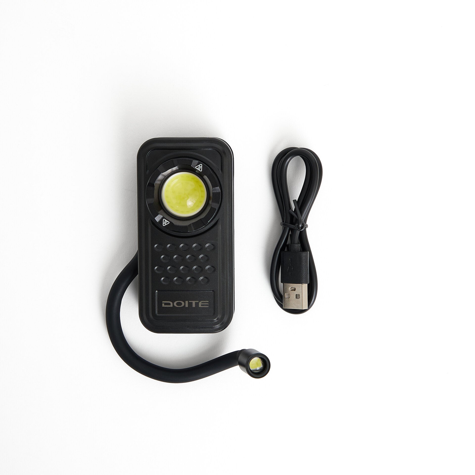 Doite lommelykt med ladekabel vist på hvit bakgrunn
