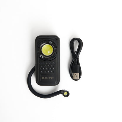 Doite lommelykt med ladekabel vist på hvit bakgrunn
