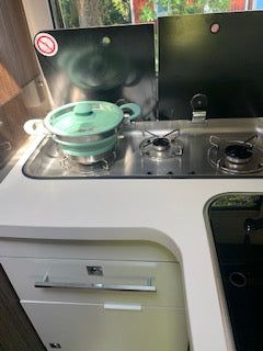 sammenleggbar kjele plassert på et gassbuss i en bobil benimar