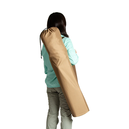 Doite campingstl Oxford nedpakket i bærebag som bæres over skulderen på en dame i grønn jakke