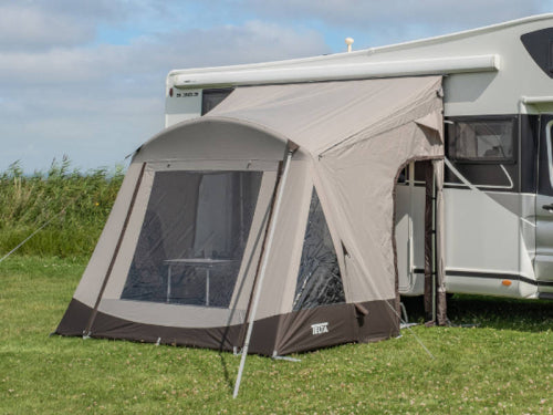 Telta Spirit 290 luftfortelt montert ved bobil på campingplass