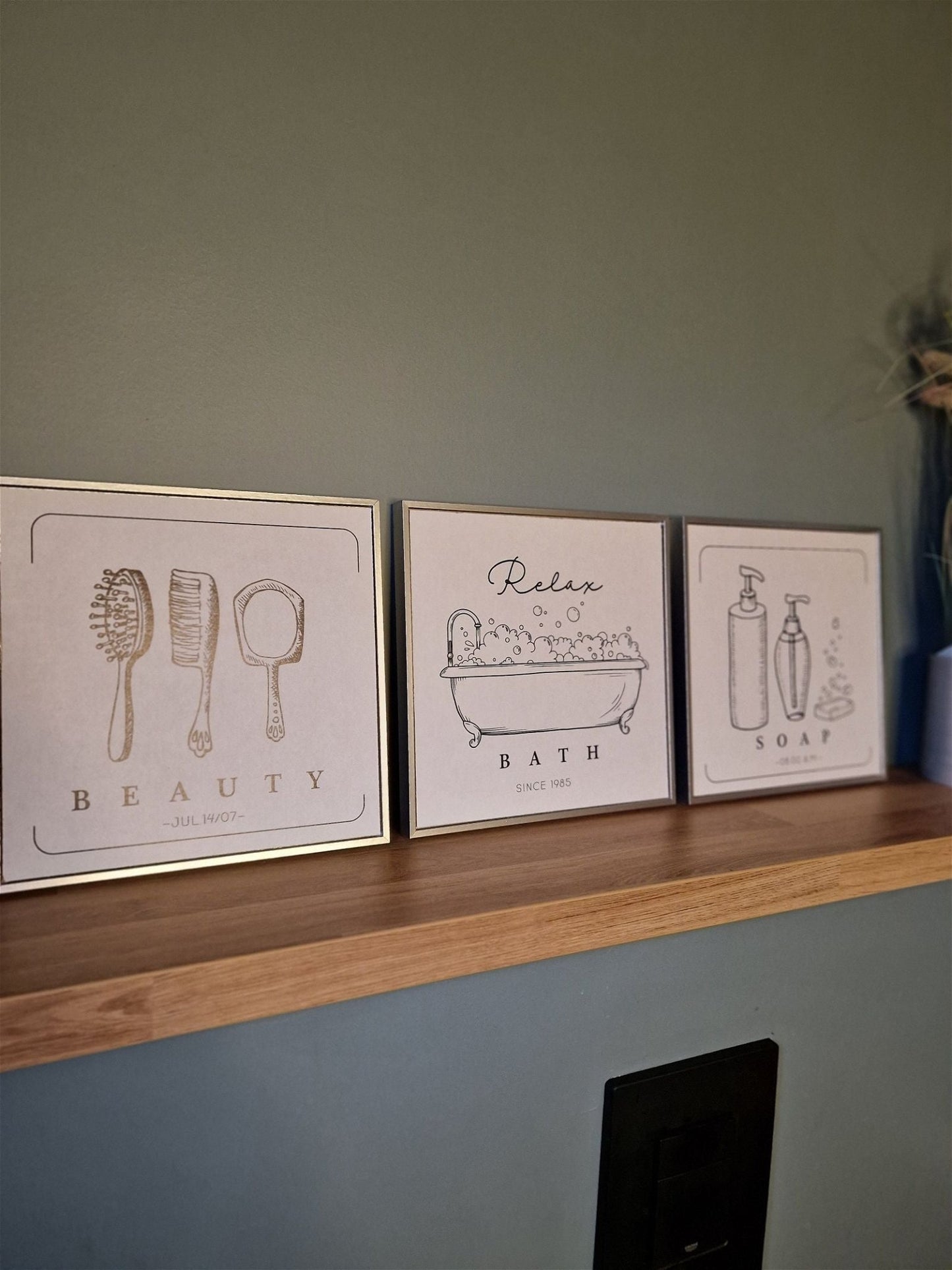 Baderomsbilde 25x25 cm - med bilder og passende tekster - Fritidsshoppen.nobadbaderombaderomsutstyr