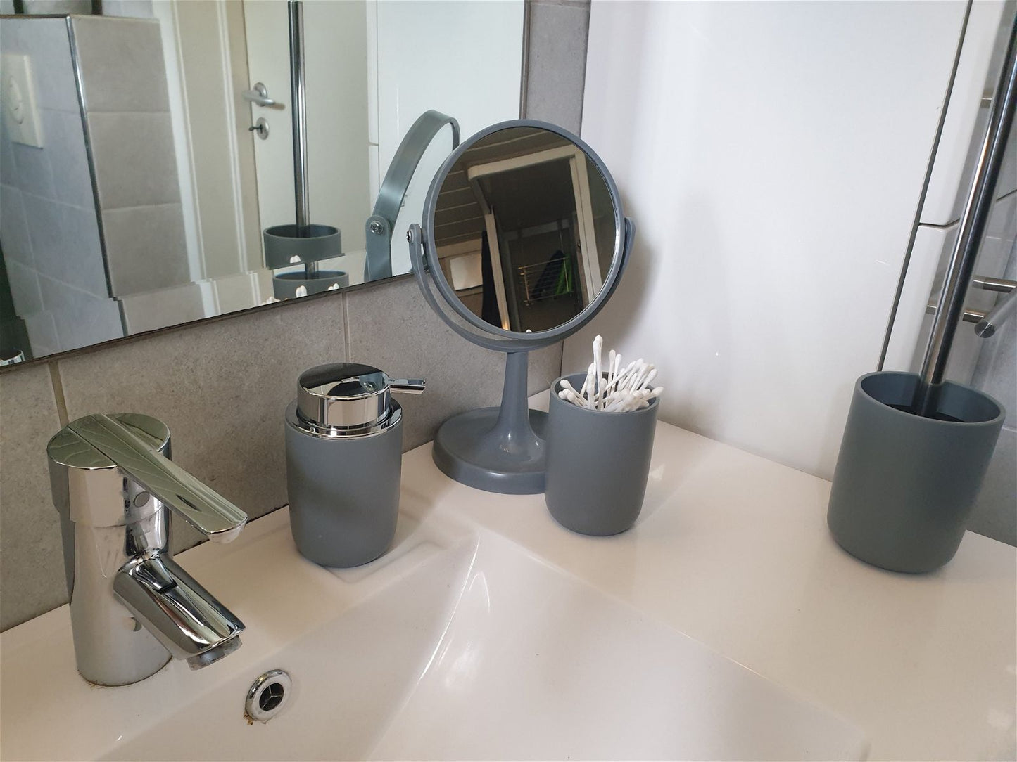 Baderomssett - lekkert 4 deler sett i grå - Fritidsshoppen.nobaderombaderomsettbaderomssett