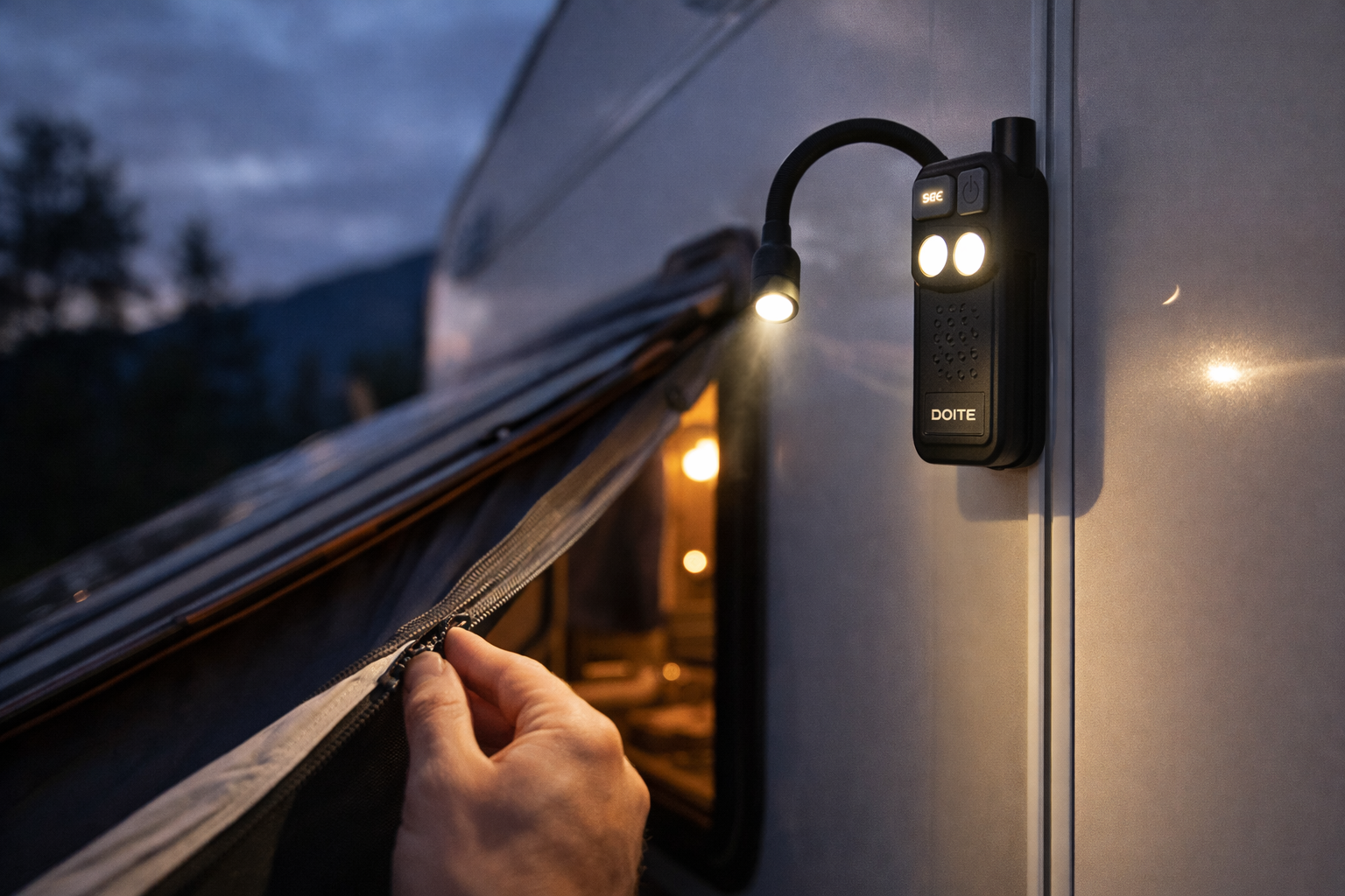 Doite Flexi Glow lommelykt med fleksibelt fokuslys brukt ved camping i skumring – kompakt 600 lumen lommelykt med magnetfeste og presis belysning