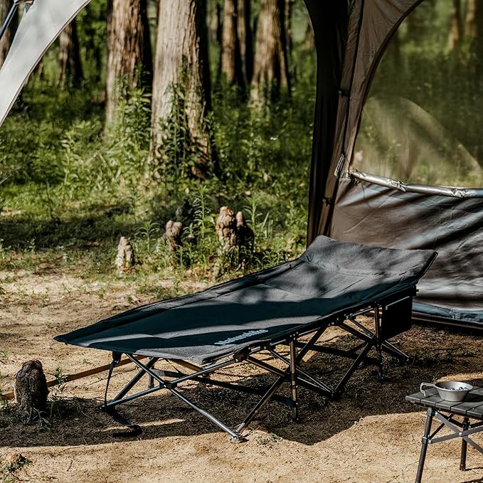 Doite Jalki campingseng i bruk på en bakke i et telt som er åpent
