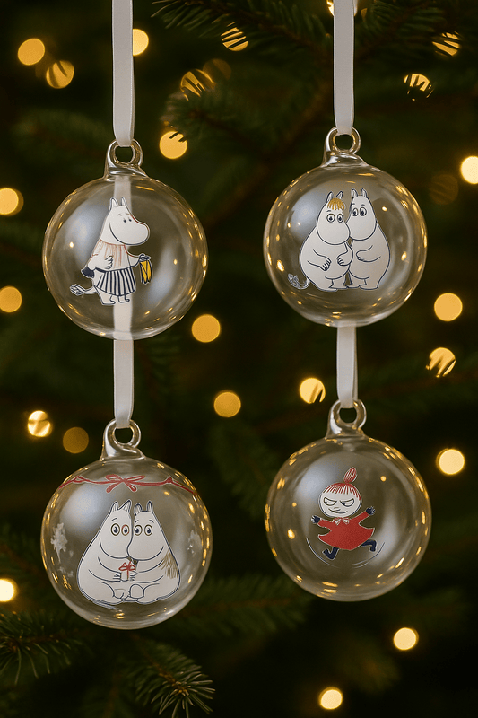 «Mummi Julekuler – La det Snø, sett med fire munnblåste glasskuler med ulike Mummi-motiver.»