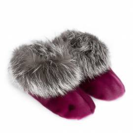 Ulloriaq hjemmesko i inuitisk selskinn i rsaaktig farge på hvit bakgrunn