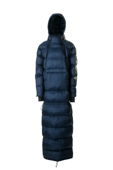 blå utekos med hette på mørk bakgrunn
