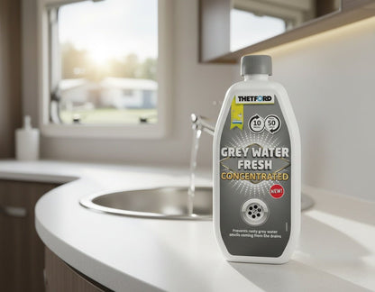 Thetford grey water flaske plassert på enbenk i badet1fritidsshoppen.no
