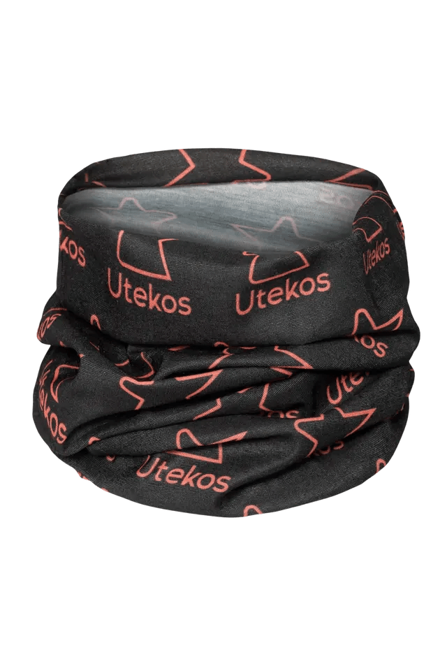 “Utekos Buff – sort hals i myk akryl med Utekos-logo, allsidig tur- og friluftstilbehør.”