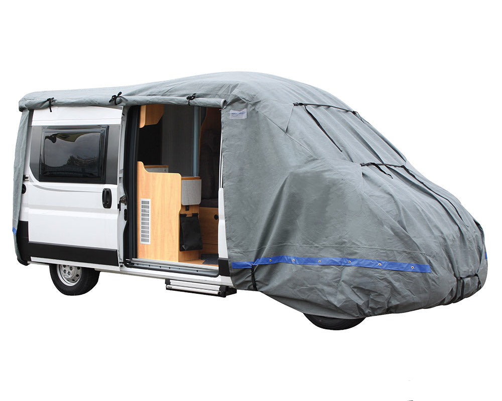 Wintertime trekk på Fiat Ducato bybobil med glidelås åpen ved sidedøren