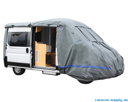 Wintertime trekk L615 på Fiat Ducato bybobil med glidelås åpen ved sidedøren